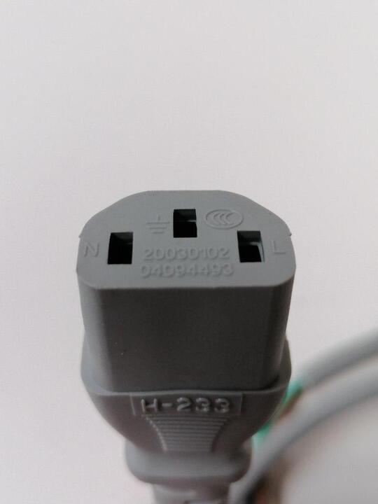 Interconnecting cable and plug for the scrubbing machine