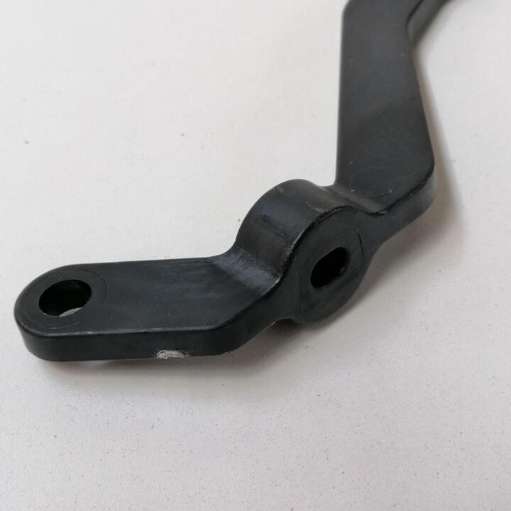 Hinge for the handle of the scrubbing machine
