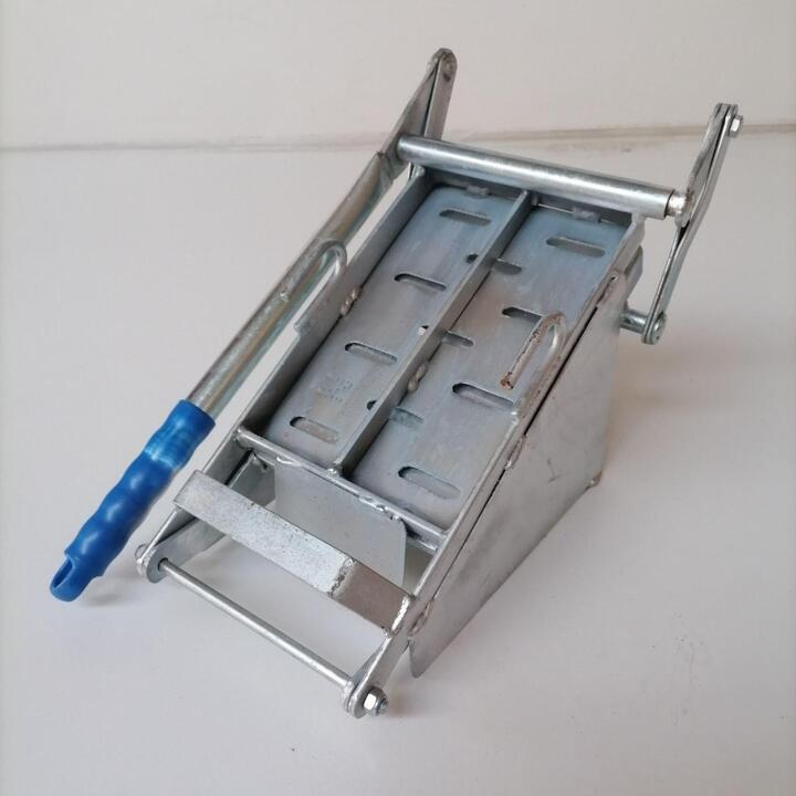 Heavy duty wringer for metal frame trolleys and buckets