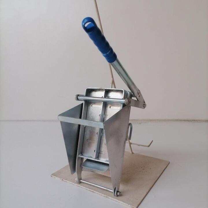 Heavy duty wringer for metal frame trolleys and buckets