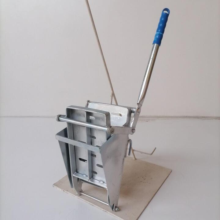 Heavy duty wringer for metal frame trolleys and buckets