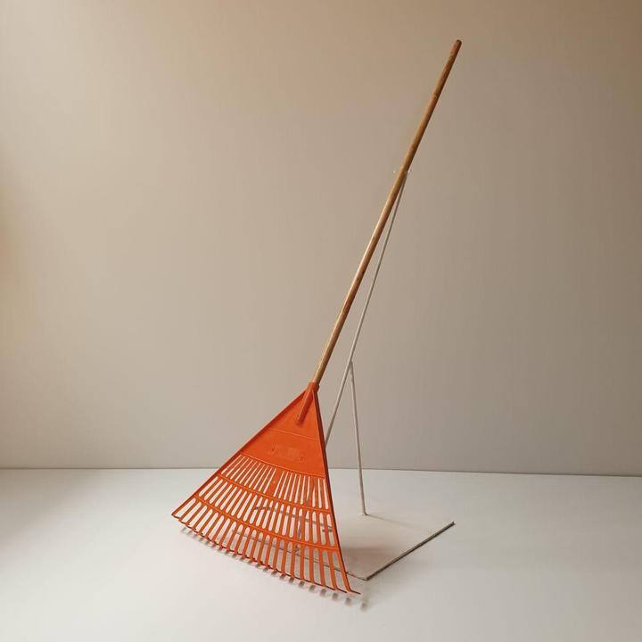 PLASTIC LEAF RAKE - ORANGE