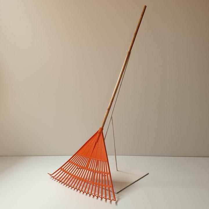PLASTIC LEAF RAKE - ORANGE