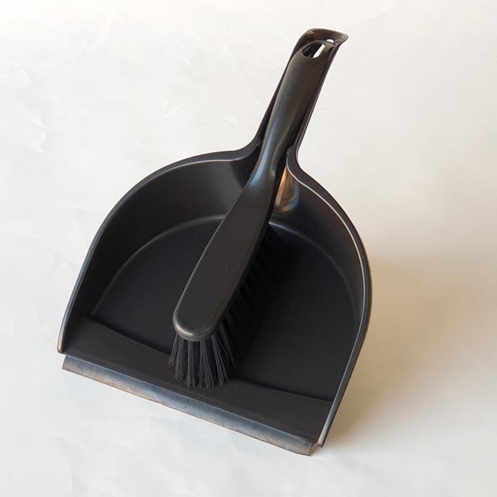 Scoop with handheld brush black