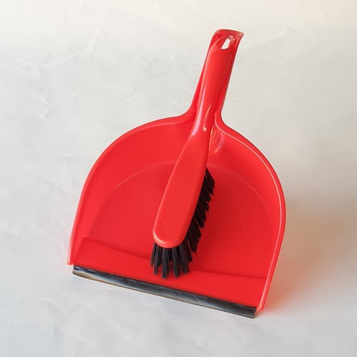 Scoop with handheld brush red