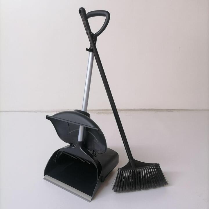 Scoop with closing lid, long handle and broom