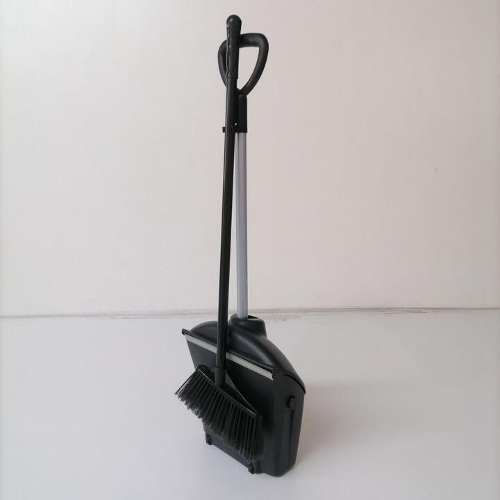 Scoop with closing lid, long handle and broom