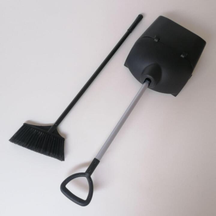 Scoop with closing lid, long handle and broom
