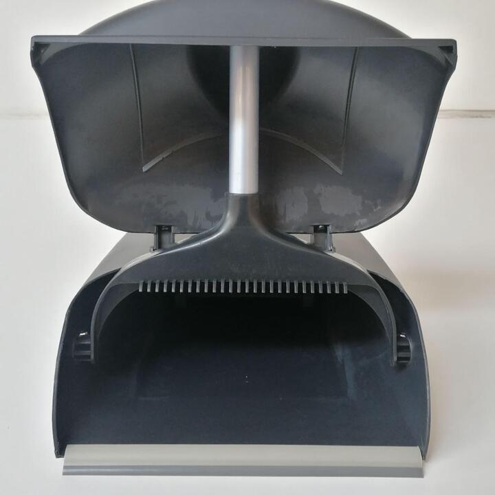 Scoop with closing lid, long handle and broom